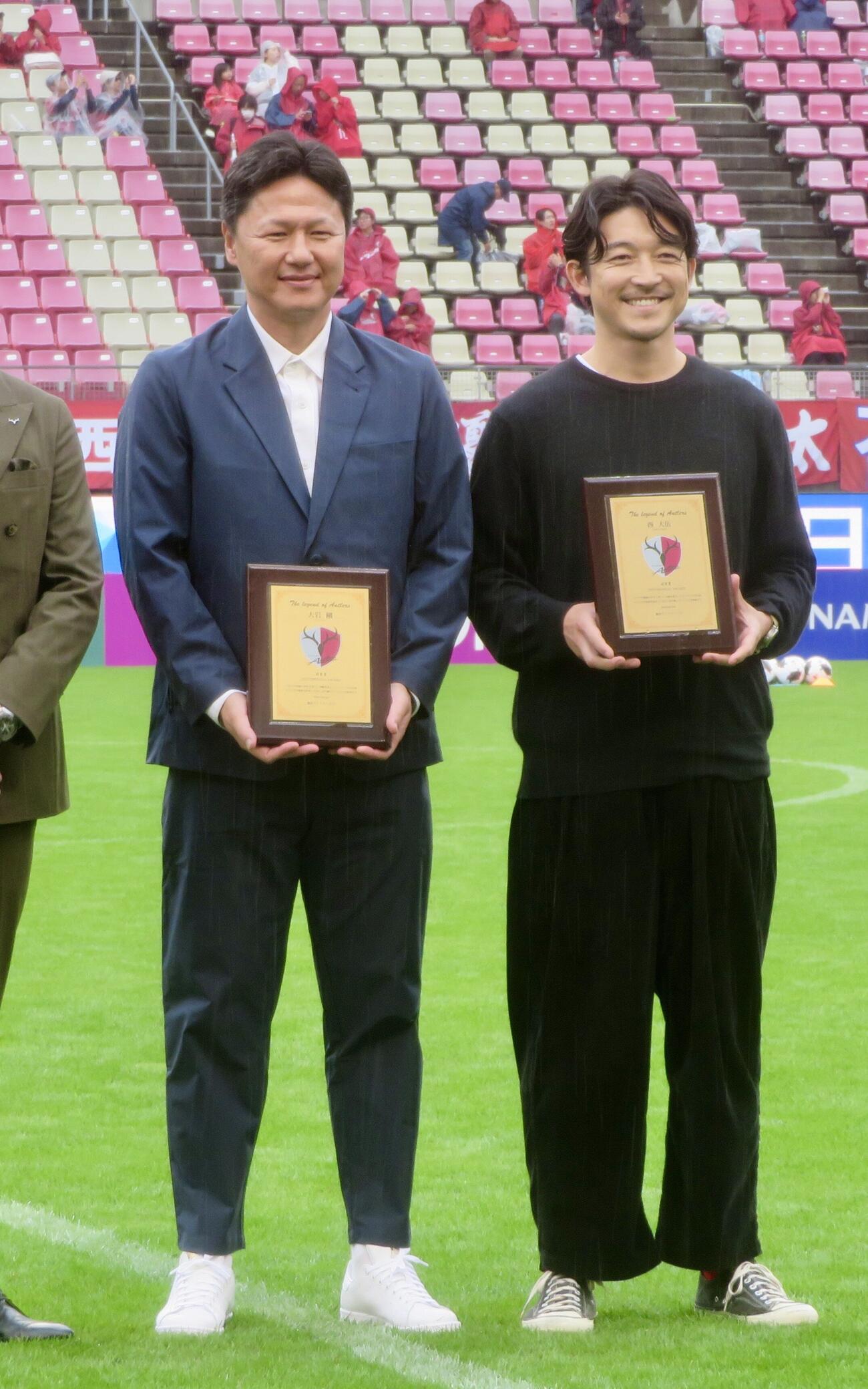 鹿島アントラーズの功労賞を受賞したU－21日本代表の大岩剛監督（左と）と西大伍氏