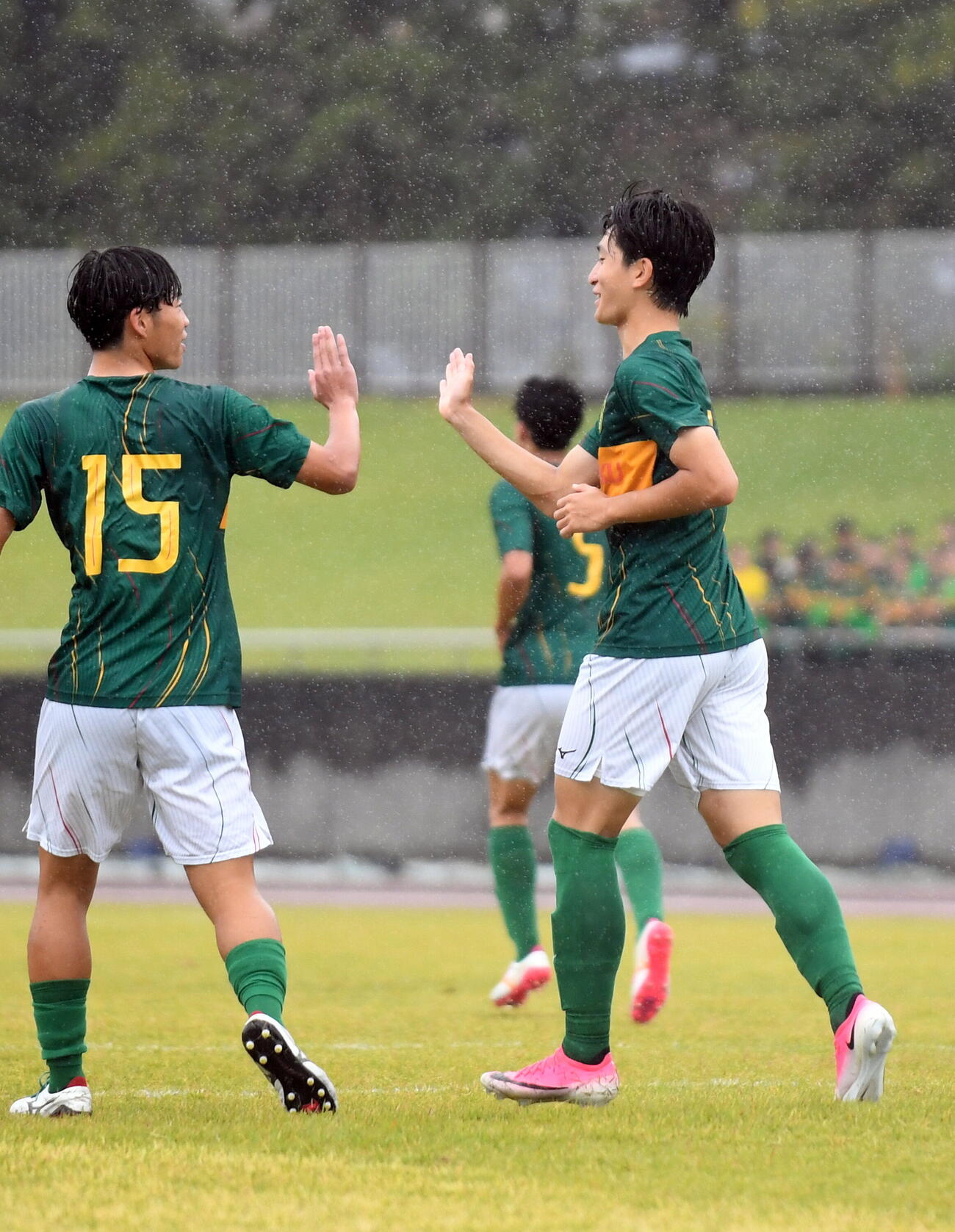 静岡学園対焼津中央　前半、ゴールを決め笑顔の静岡学園・林（右）