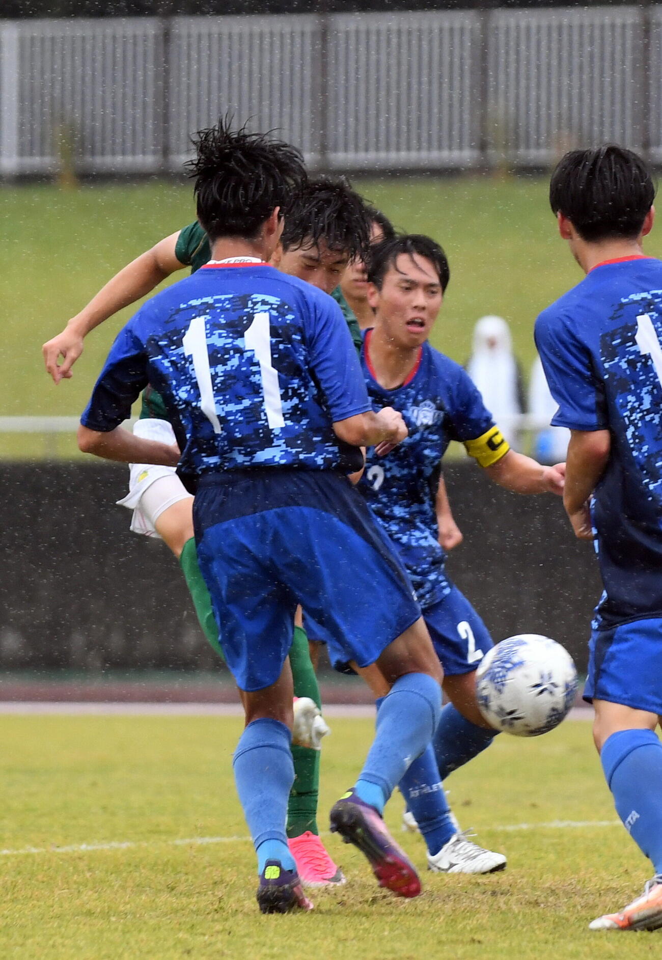 静岡学園対焼津中央　前半、CKから追加点を奪う静岡学園・林（手前から2人目）