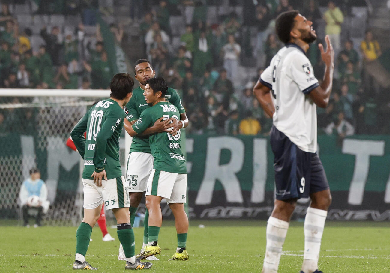 福岡を破り今季初勝利を挙げ、喜ぶ東京Vイレブン（左）（共同）