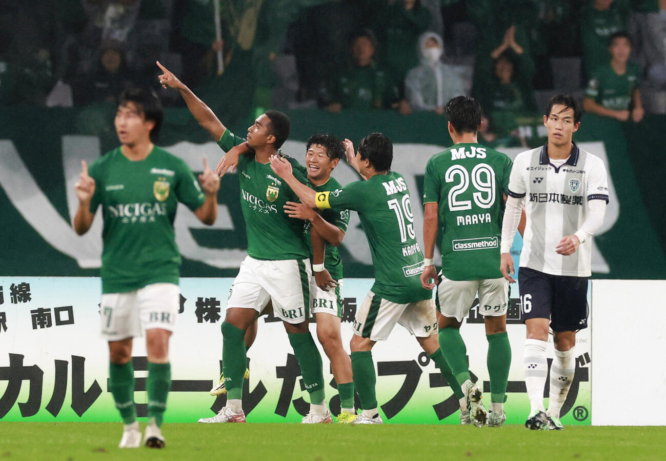 東京V対福岡　後半、チーム3点目のゴールを決め喜ぶ東京V寺沼（左から2人目）（共同）