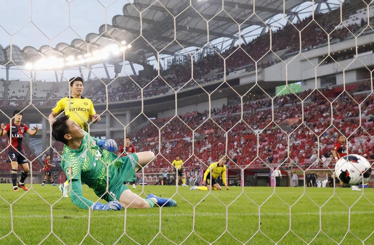 鹿島－柏　後半、柏に3点目のゴールを決められた鹿島・GK早川（左手前）＝メルスタ