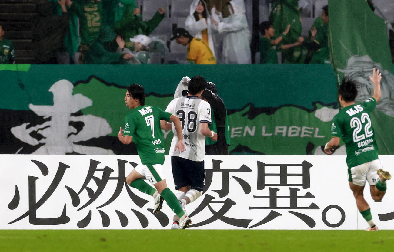 東京V－福岡　後半、勝ち越しゴールを決め駆け出す東京V松橋（左）（共同）
