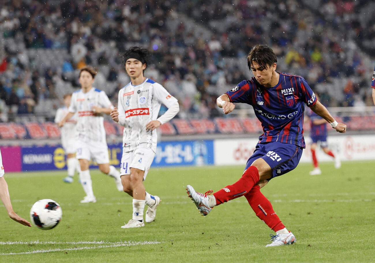 FC東京－水戸　後半、チーム3点目のゴールを決めるFC東京・安斎＝味スタ（共同）
