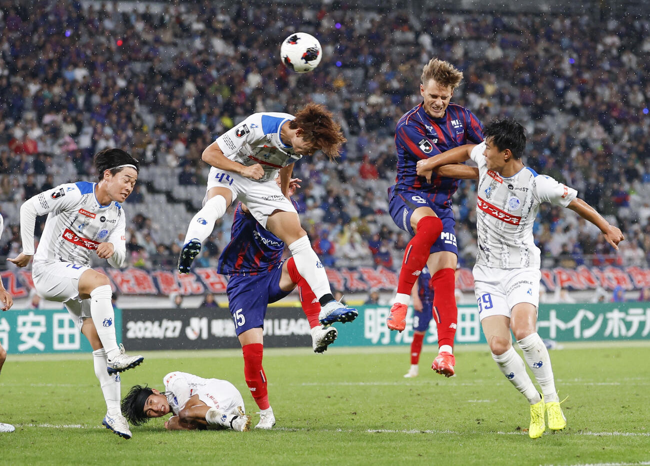 FC東京－水戸　後半、チーム4点目のゴールを決めるFC東京・ダニゴメス（右から2人目）＝味スタ（共同）