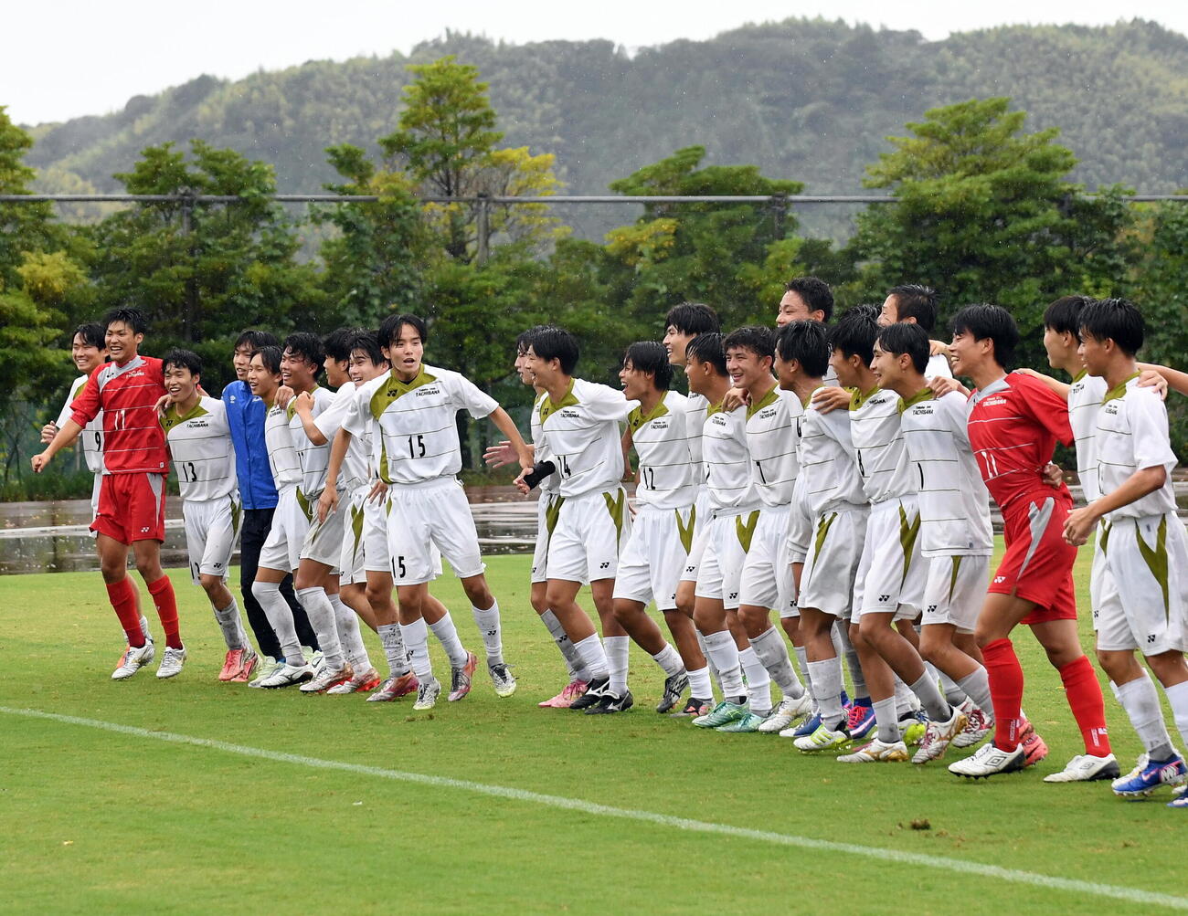 常葉大橘対藤枝明誠　試合後、応援団と喜びを分かち合う常葉大橘の選手たち