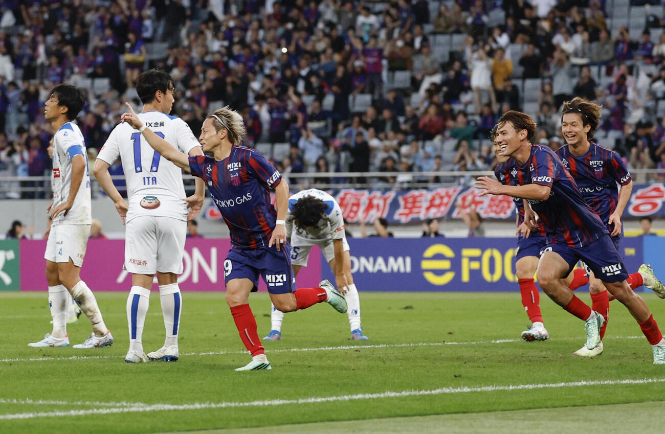 東京－水戸　前半、先制ゴールを決め、駆け出す東京仲川（左から3人目）（共同）