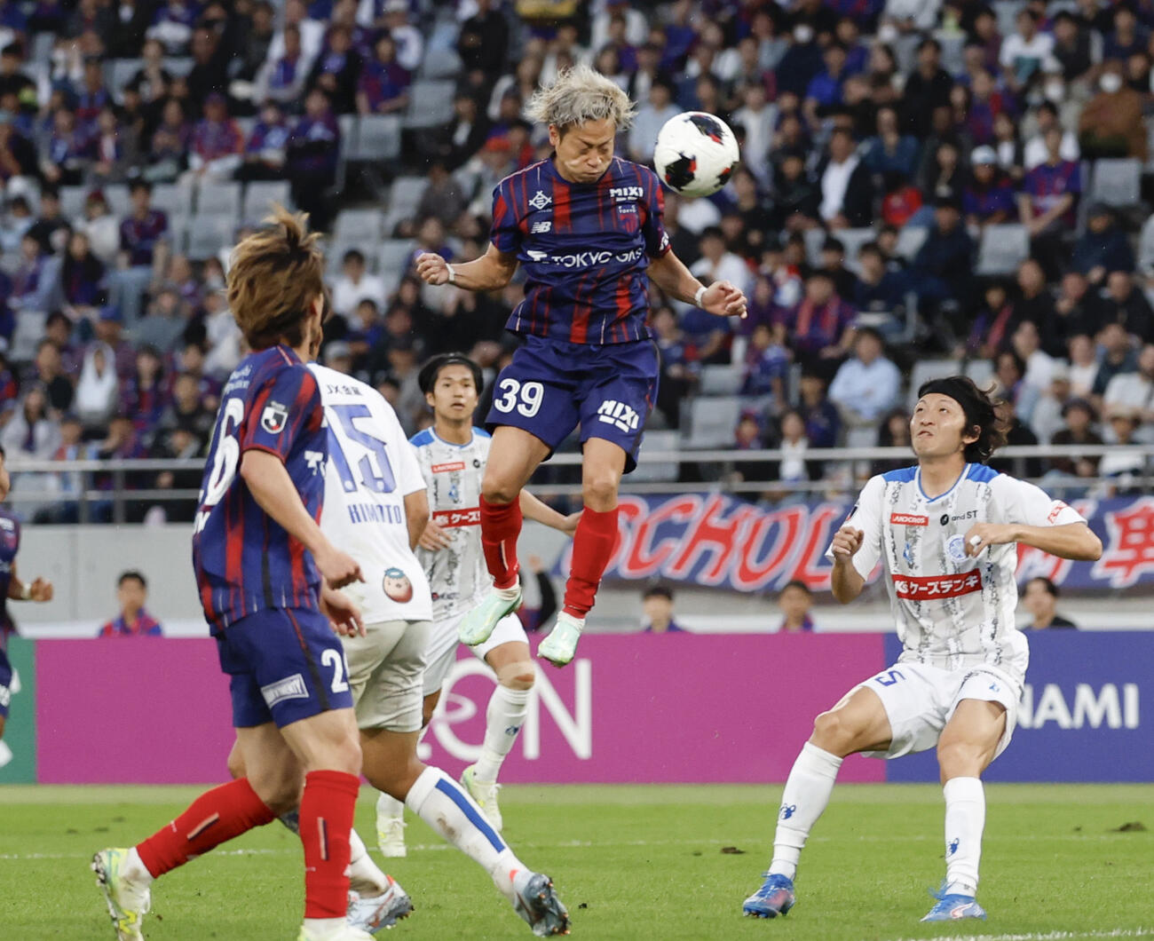 東京－水戸　前半、ヘディングで先制ゴールを決める東京仲川（共同）