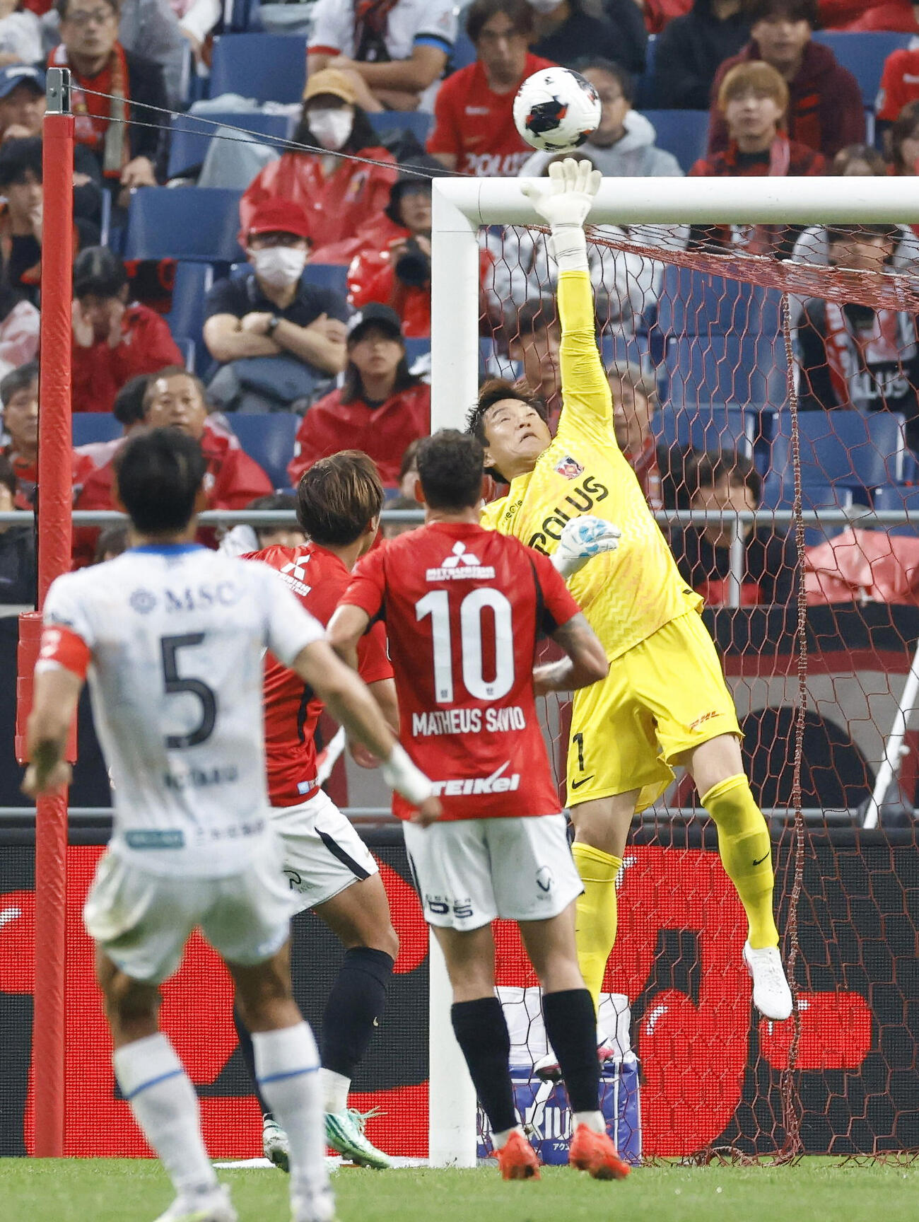 浦和－長崎　後半、セーブする浦和・GK西川周＝埼玉スタジアム(共同)