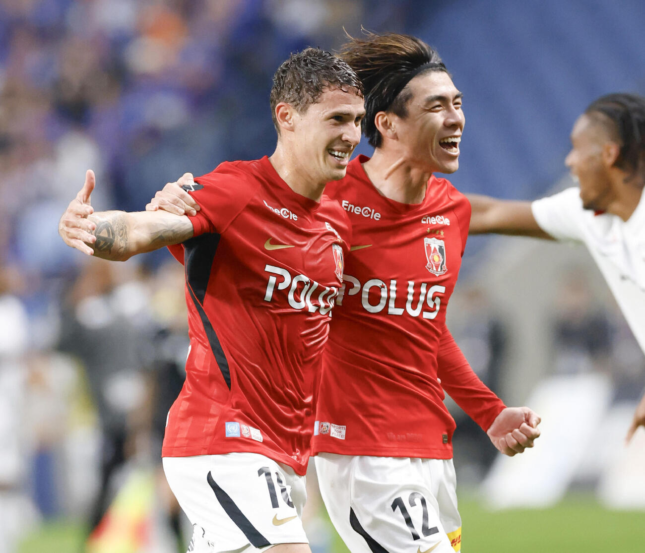 浦和－長崎　後半、先制ゴールを決め、喜ぶ浦和・マテウスサビオ（左）＝埼玉スタジアム(共同)