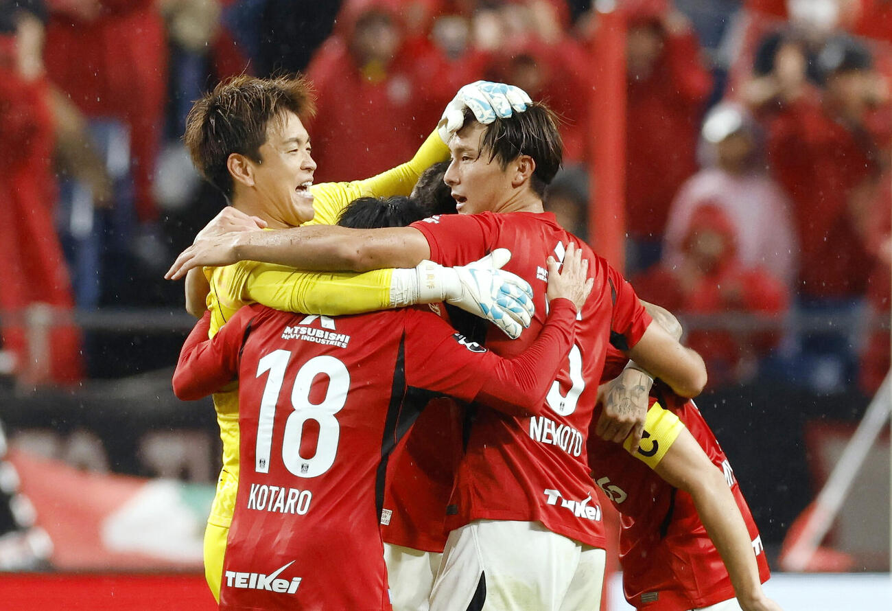 長崎に勝利し、喜ぶ浦和・GK西川周（左端）ら(共同)