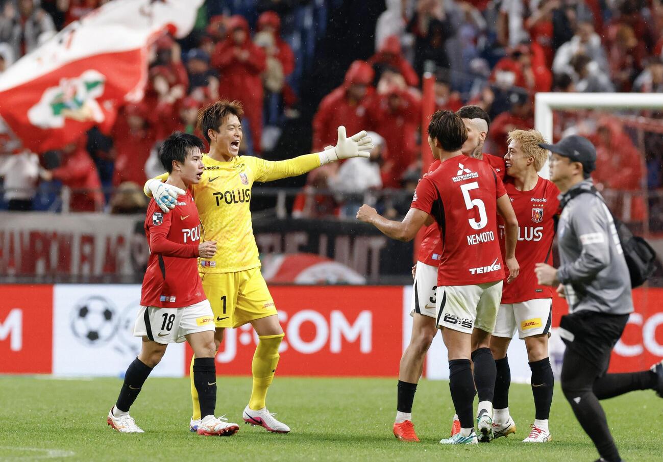 長崎に勝利し、喜ぶGK西川周（左から2人目）ら浦和イレブン＝埼玉スタジアム(共同)