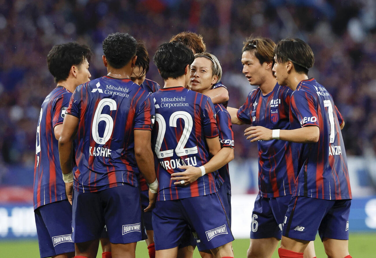 東京－水戸　前半、先制ゴールを決め、祝福される東京仲川（右から3人目）（共同）