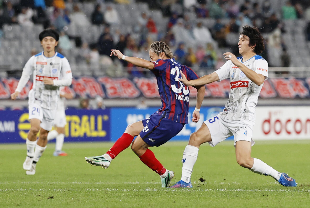 FC東京－水戸　後半、自身2点目のゴールを決めるFC東京・仲川（右から2人目）＝味スタ（共同）
