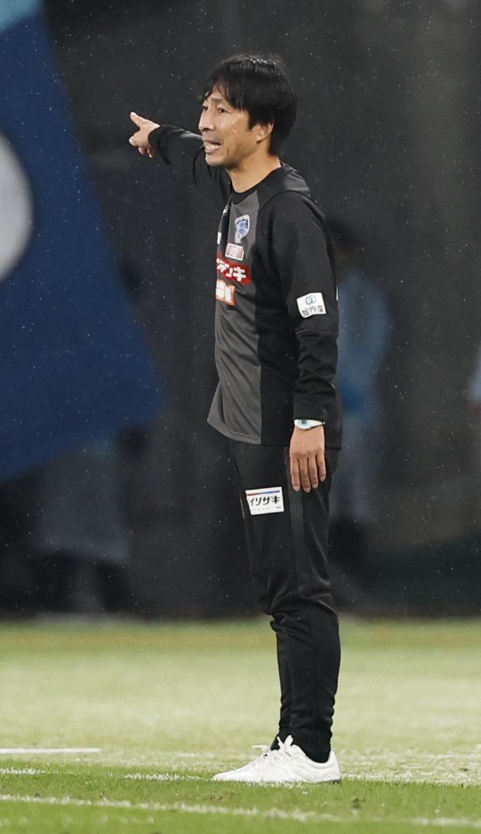 東京－水戸　後半、指示を出す水戸樹森監督（共同）