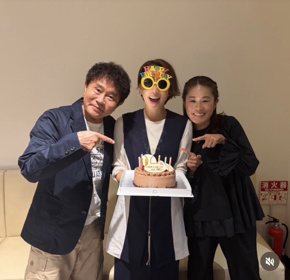 誕生日を祝う、左からフリーアナのヒロド歩美、ダウンタウン浜田雅功、元サッカー女子日本代表なでしこジャパンFW澤穂希さん