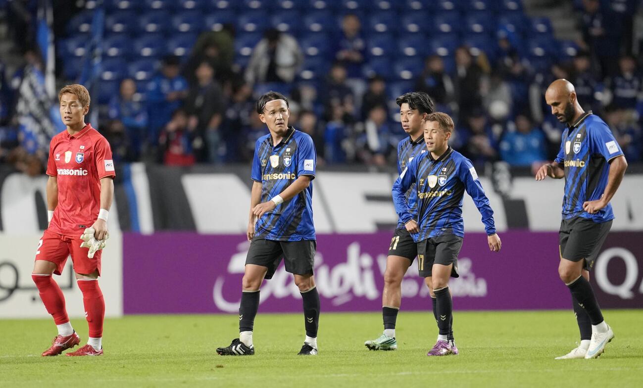 ブリラムと引き分けた宇佐美（左から2人目）らG大阪イレブン（共同）