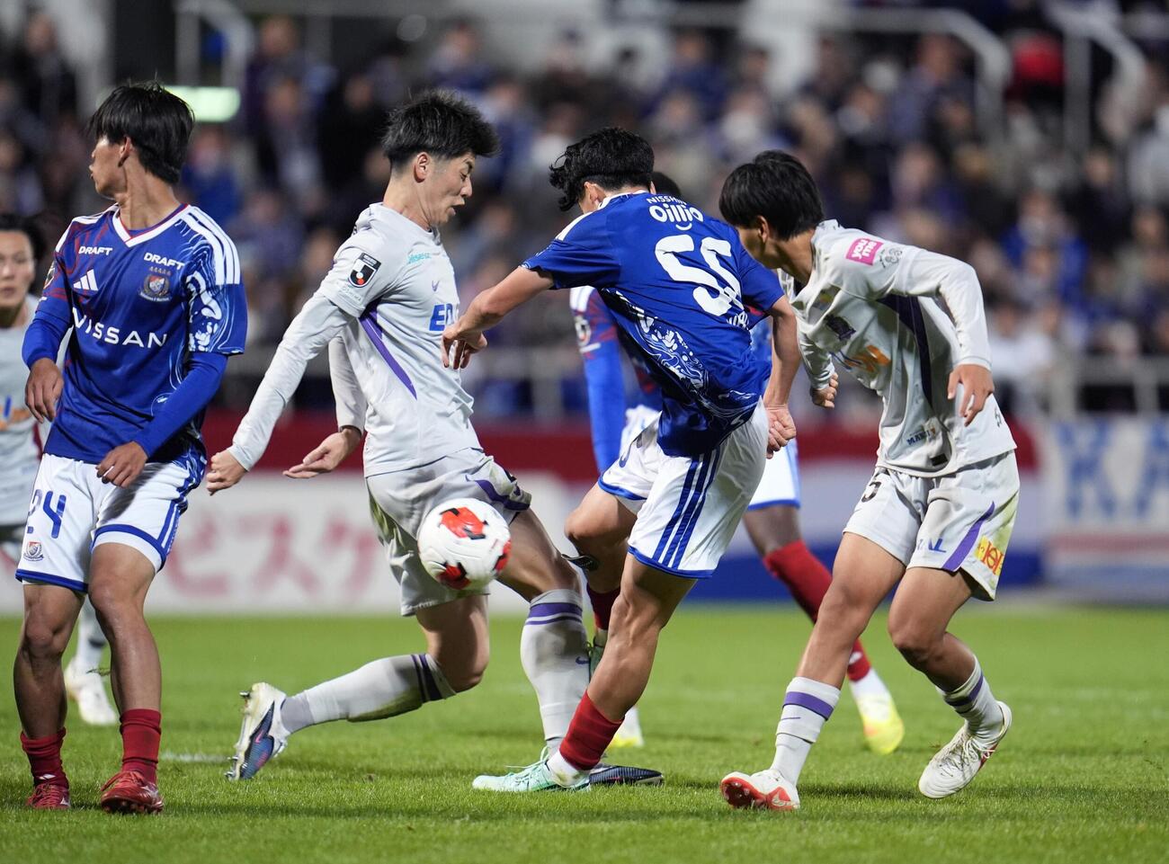 横浜M－広島　後半、チーム2点目のゴールを決める横浜M・平野（右から2人目）＝ニッパツ