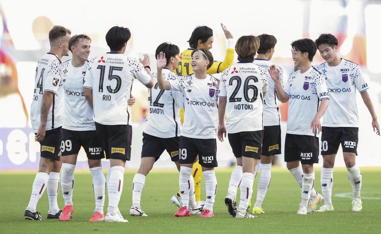 岡山に勝利し、笑顔のダニゴメス（左から2人目）らFC東京イレブン（共同）