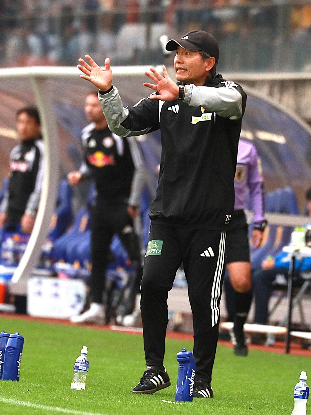仙台対大宮　指示を出す仙台・森山佳郎監督（撮影・高橋香奈）