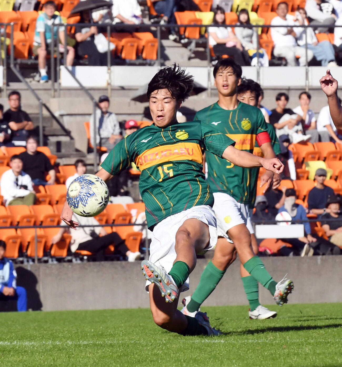 静岡学園対磐田東　後半、こぼれ球を押し込む静岡学園・沢井（撮影・前田和哉）