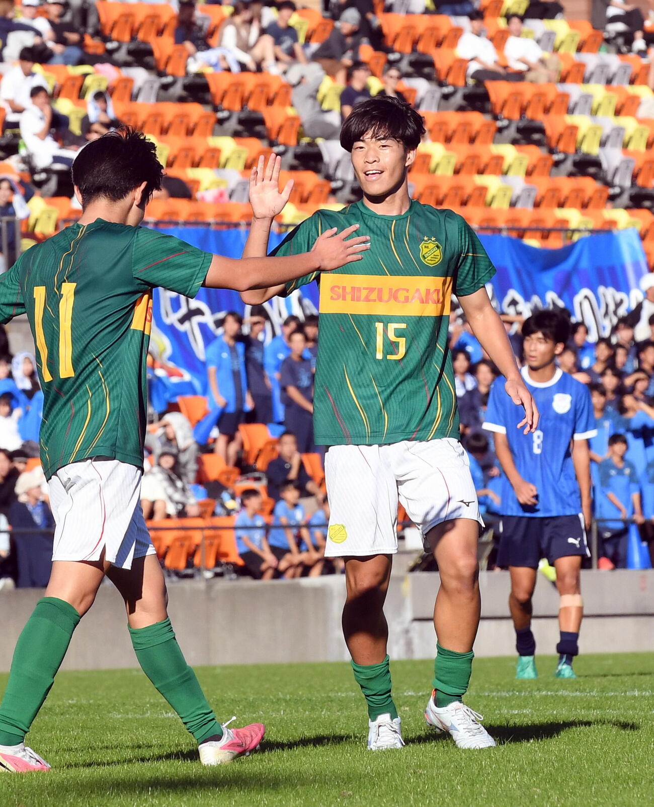 静岡学園対磐田東　ゴールを決め、笑顔の静岡学園・沢井（右）