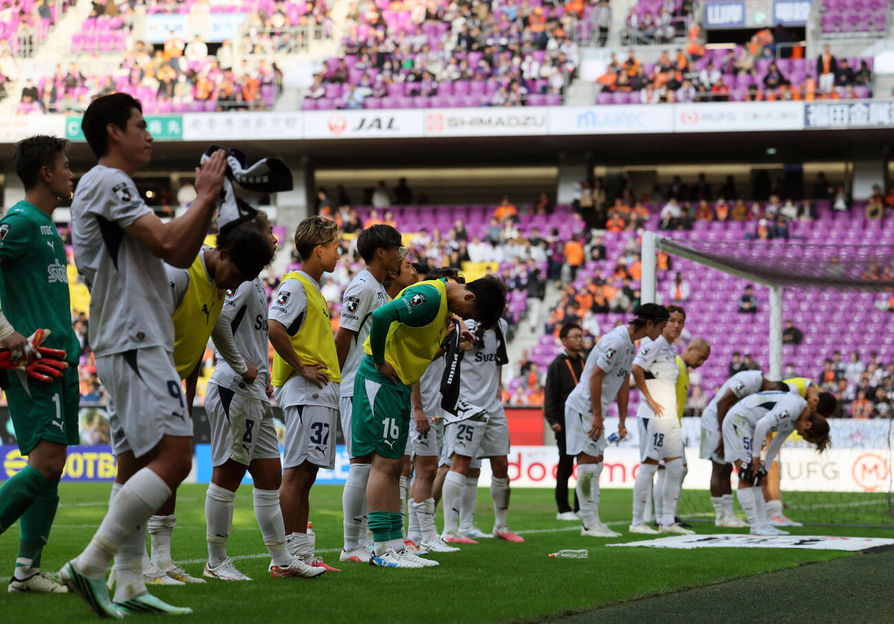 京都対清水　試合後にサポーターにあいさつする清水の選手たち（撮影・永田淳）