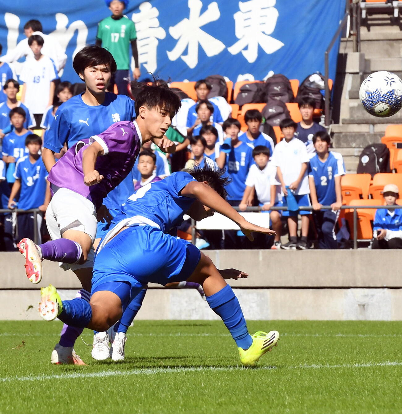 藤枝東対清水東　前半、頭で先制点を決める藤枝東・増田（手前から2人目）