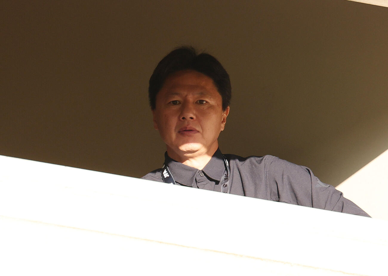 柏対浦和　視察に訪れたUー21日本代表の大岩剛監督（撮影・宮地輝）