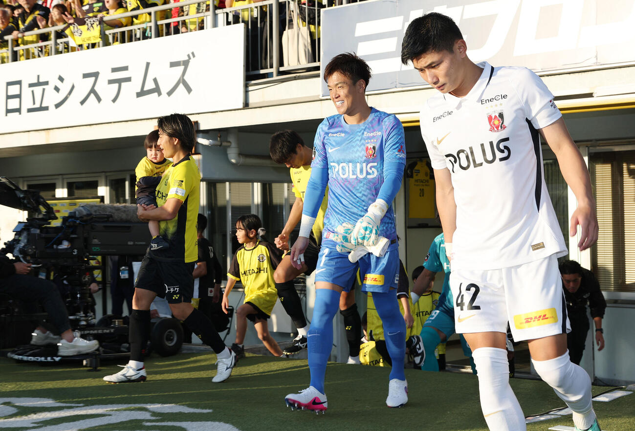 柏対浦和　遠藤保仁氏に並ぶJ1最多672試合目に出場する浦和GK西川周作（撮影・宮地輝）