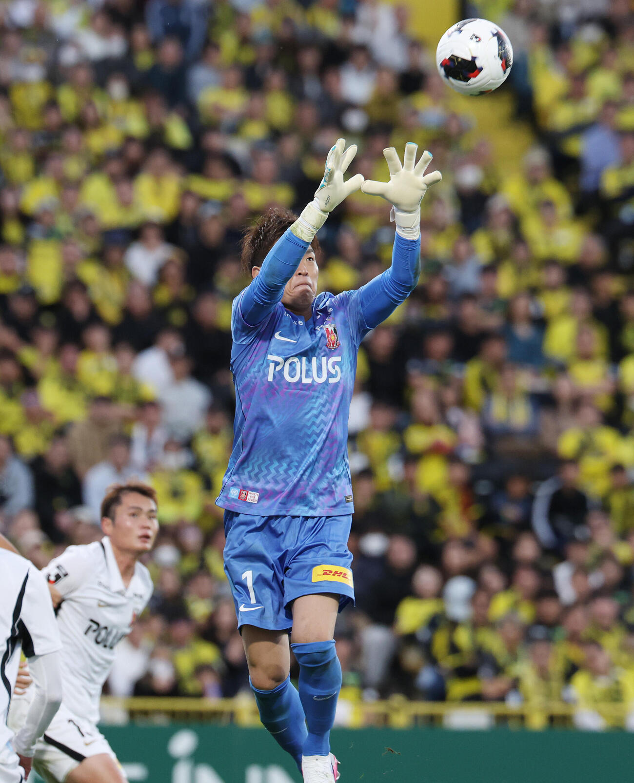 柏対浦和　前半、クロスをキャッチする浦和GK西川周作（撮影・宮地輝）