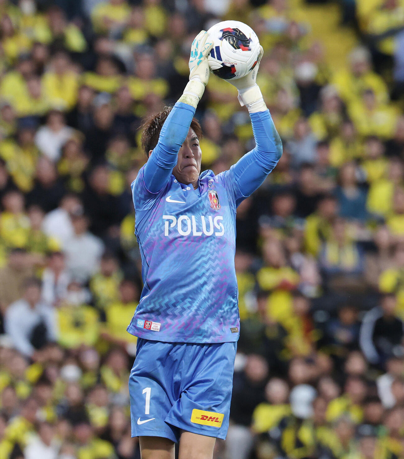 柏対浦和　前半、クロスをキャッチする浦和GK西川周作（撮影・宮地輝）