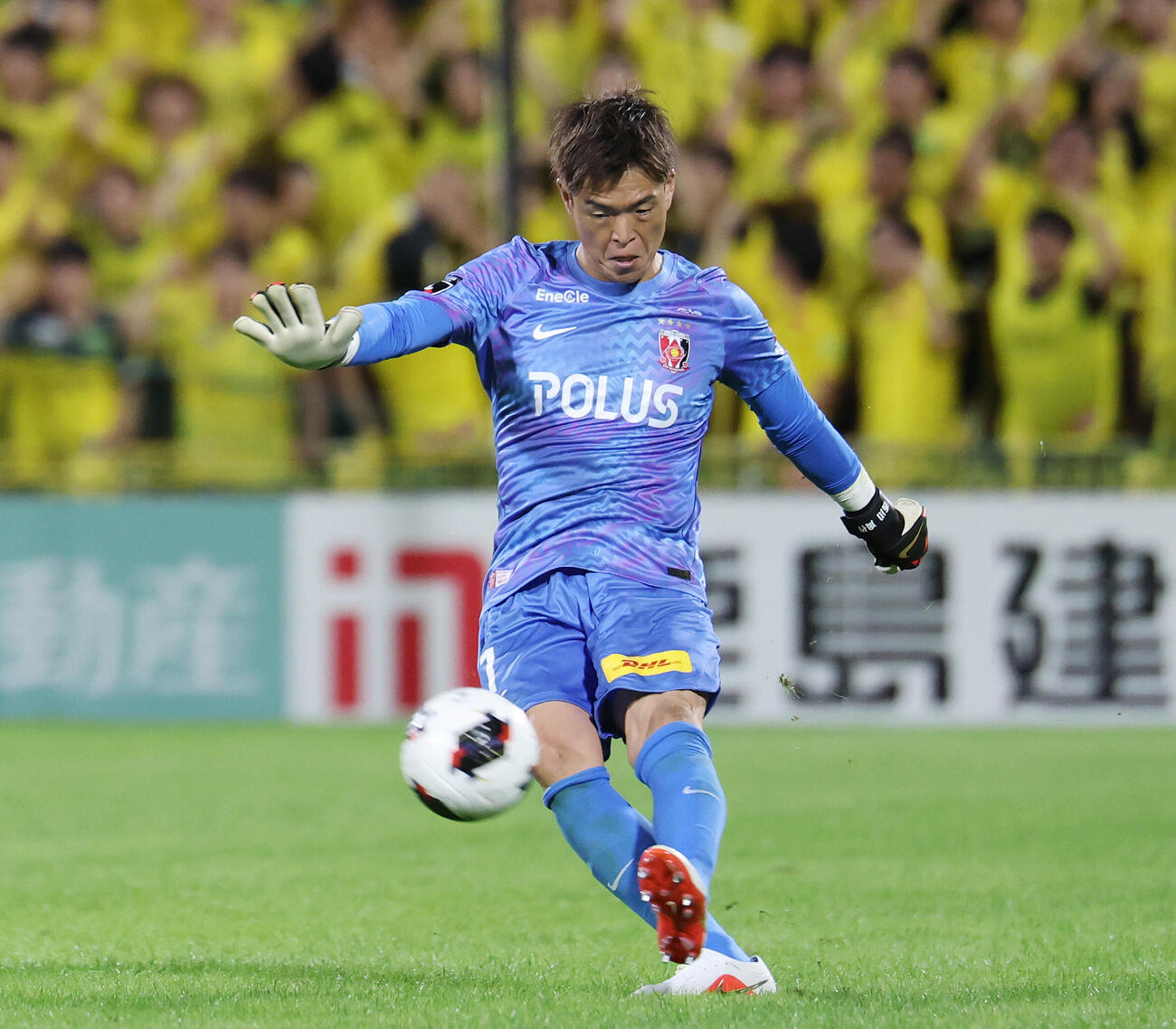 柏対浦和　後半、フリーキックを蹴る浦和GK西川周作（撮影・宮地輝）