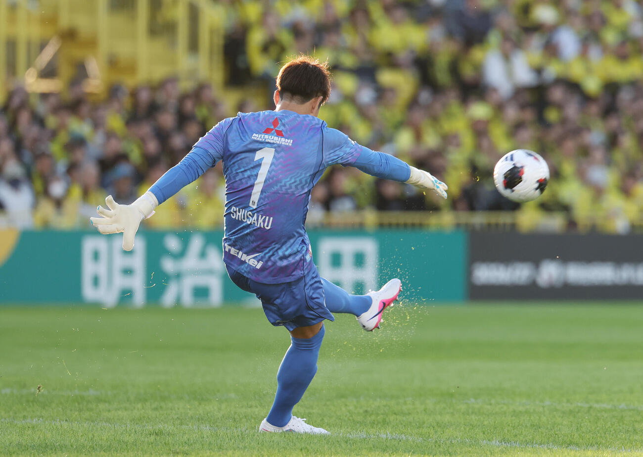 柏対浦和　前半、パントキックを蹴る浦和GK西川周作（撮影・宮地輝）