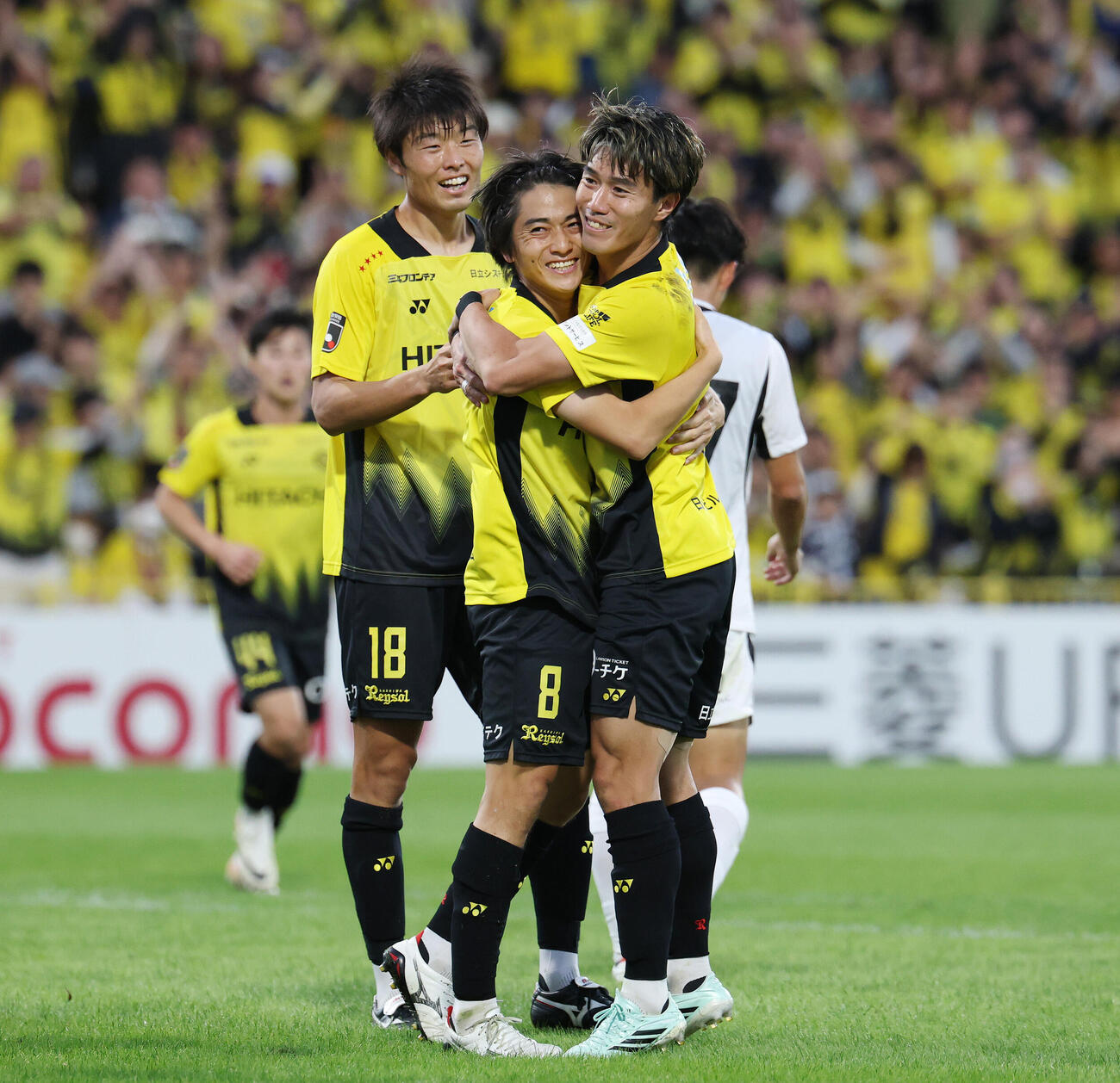 柏対浦和　前半、ゴールを決め柏垣田裕暉（左）、遠藤渓太（右）と喜ぶ小泉佳穂（撮影・宮地輝）