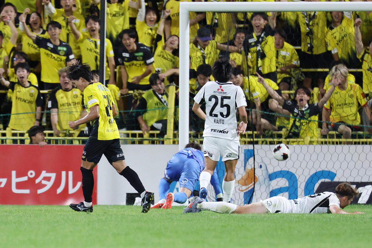 柏対浦和　後半、ゴールを決めた柏久保藤次郎（左端）（撮影・宮地輝）