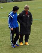 試合後に西村主審（左）と話し込む京都ＦＷ大黒