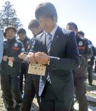 「大願成就、勝ち点３、執着！」と記した絵馬を奉納するＪ２磐田の名波監督