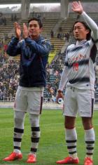試合後、スタンドにあいさつをする東京のＦＷ武藤（左）、ＦＷ石川