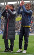 試合後、スタンドにあいさつをする東京のＦＷ前田（左）、ＧＫ榎本