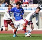 前半、横浜ＦＷ和田（中央）はドリブルで攻める。左は松本ＭＦ岩間、右はＤＦ田中