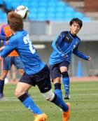 新潟との練習試合でパスを出す川崎Ｆ・ＭＦ三好（撮影・野上伸悟）