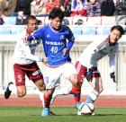 横浜和田（中央）はドリブルで攻める。左は松本ＭＦ岩間、右はＤＦ田中（撮影・柴田隆二）