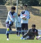 名波監督(右)が見守る中、FKでゴールネットを揺らす磐田MF上田。中央はMF小林