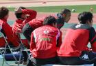 チームメートと町田との練習試合を見守るＭＦ小野（中央）