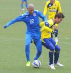 練習試合山形対柏　１本目、相手と激しく競り合う山形ＭＦボムヨン（左）