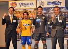 開幕戦の健闘を誓う、左から仙台の渡辺監督、ＭＦ富田、山形ＧＫ山岸、石崎監督