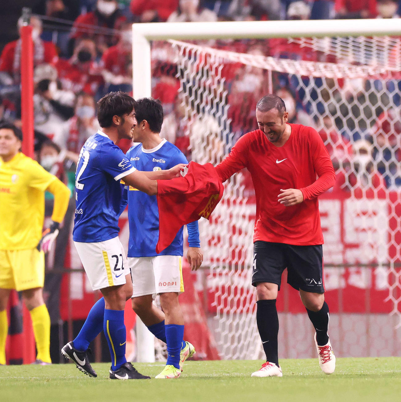 阿部勇樹引退試合　前半、阿部（左）は闘莉王からユニホームを借りる（撮影・河田真司）