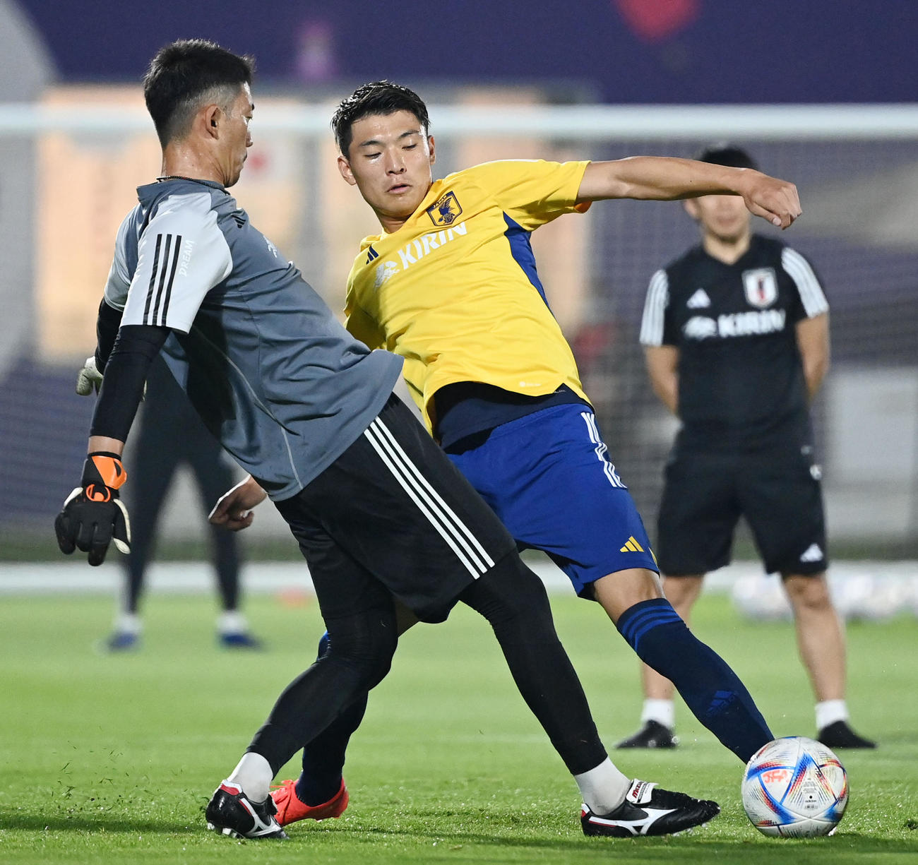 ボール回しで競り合う町野（右）とGK権田（撮影・横山健太）