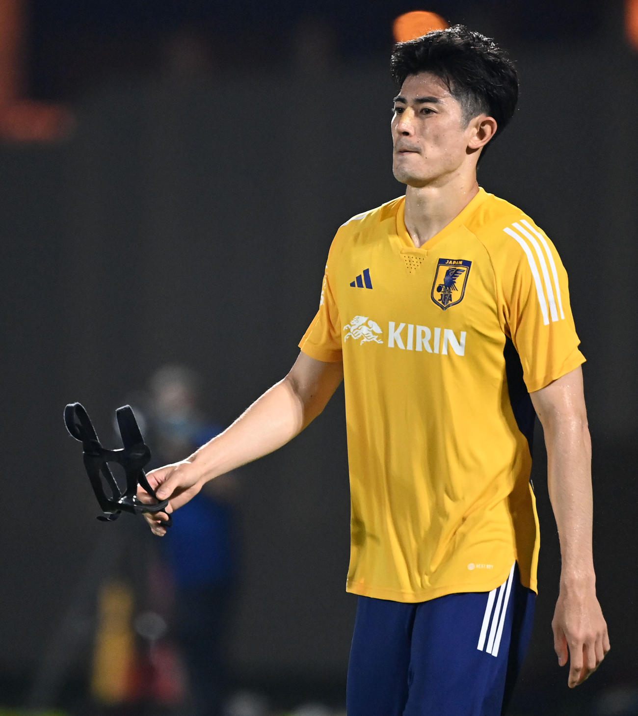 フェースガードを外す谷口（撮影・横山健太）